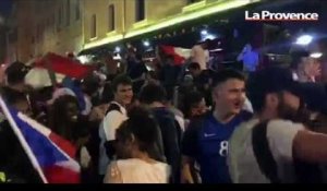 Les Bleus en finale : entre chants et fumigènes, les Marseillais fêtent la qualification sur le Vieux-Port