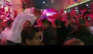 Les Bleus en finale : explosion de joie, fumigènes... Les Marseillais fêtent la qualification sur le Vieux-Port