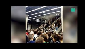 À la station de La Défense, les images de la foule statique dans les escalators du RER A