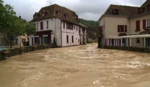 Inondations dans l'Ouest: Salies-de-Béarn sous les eaux