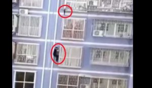Chine : un homme escalade la façade d'un immeuble pour sauver un enfant (Vidéo)