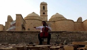 Irak: un violoncelliste joue dans la vieille ville de Mossoul
