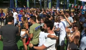 Mondial-2018: les supporters français fêtent le but de Varane
