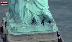 États-Unis : Une manifestante escalade la statue de la Liberté, les visiteurs évacués (Vidéo)
