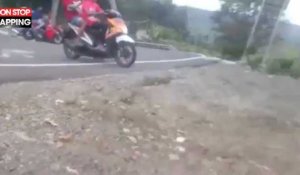 Indonésie : L'impressionnante sortie de route de deux hommes en scooter (vidéo)