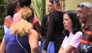 Des proches attendent à la morgue après l'explosion à Caracas