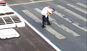 Chine : Un policier porte un vieil homme sur son dos pour l'aider à traverser (Vidéo)