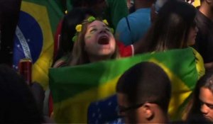 Les supporters brésiliens fêtent leur victoire contre le Mexique