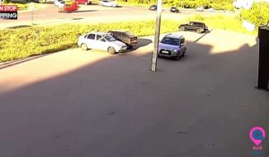 Russie : Ebloui par le soleil, un automobiliste détruit sa voiture (Vidéo)