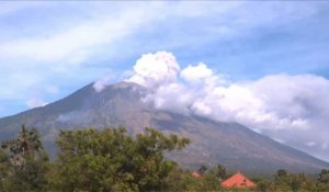 A Bali, le volcan Agung crache des cendres