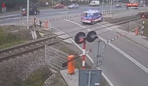Pologne : Une ambulance bloquée au milieu d'un passage à niveau (Vidéo)