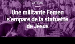 Une militante Femen s'empare de la statuette de Jésus dans la crèche du Vatican 