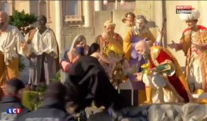 Vatican : Une Femen s'empare de Jésus dans la crèche (Vidéo)
