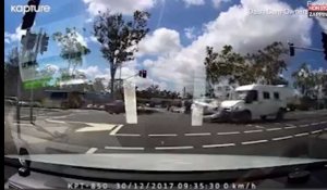 Australie : Un taxi violemment percuté par un van à une intersection (vidéo) 