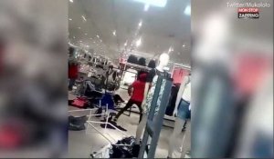 Afrique du Sud : Des activistes saccagent une boutique H&M (vidéo)