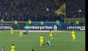 PSG - Nantes : L'arbitre Tony Chapron fait un croche-patte à Diego Carlos (Vidéo)