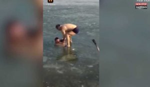 Chine : Un nageur se retrouve bloqué sous l'eau glacée (vidéo)