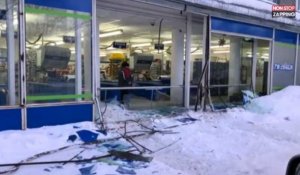 Russie : Avec un blindé de l'armée, il brise la vitrine d'un supermarché pour voler du vin (vidéo)