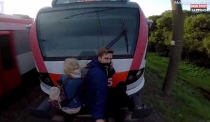 Russie : Deux ados inconscients s'accrochent à l'arrière d'un train en marche (vidéo)