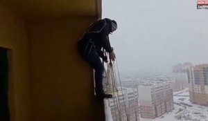 Un homme saute en parachute du haut d'un balcon d'immeuble (vidéo)