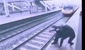 Une femme empêche de justesse un homme de sauter sous un train (Vidéo)