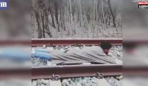 Inde : Inconscient, un jeune homme s'allonge sur une voie ferrée (vidéo) 