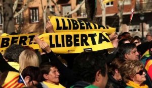 Les Catalans manifestent devant le Parlement