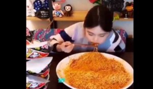 Cette fille avale un plat de nouilles énorme d'une seule traite (Vidéo)