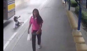 Thaïlande : une étudiante se rate en descendant d'un bus en marche (vidéo)