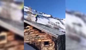 Des skieurs veulent descendre le toit d'une maison (vidéo)