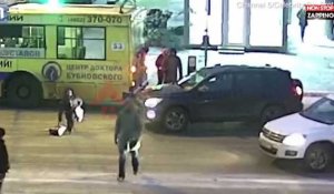 Russie : Une femme se fait renverser par une voiture dans l'indifférence totale (vidéo)