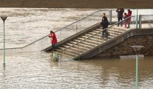 Paris: Crues et inondations menacent toujours