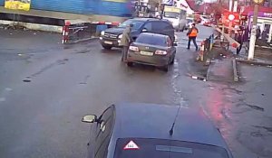 Bloqué à un passage à niveau, un automobiliste passe à deux doigts de l'accident mortel (Vidéo)