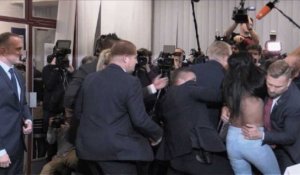 Prague: une femme torse nu s'en prend au président Zeman