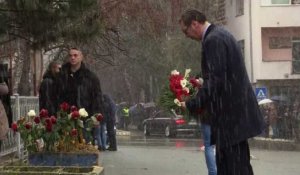 Le président serbe sur le lieu de l'assassinat d'un politicien
