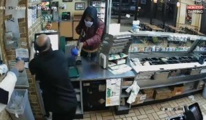 Etats-Unis : Deux hommes braquent un fast-food armés d'un fusil d'assaut (vidéo)