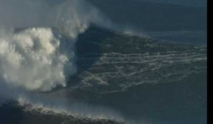 Un Français surfe une vague géante de 25 mètres (vidéo)