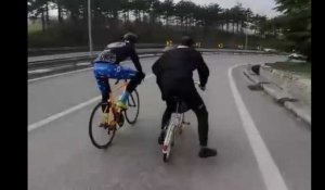 Un prêtre fait la course avec des cyclistes dans une descente (Vidéo)