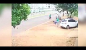 Brésil : un homme agresse violemment une femme pour lui voler son sac (vidéo)