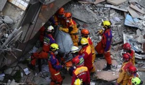 Séisme à Taïwan: des secouristes trouvent deux autres corps
