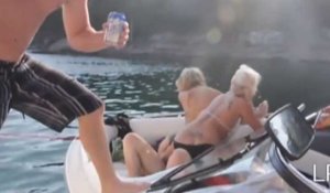 Des filles sexy twerk sur un bateau et provoquent une chute (vidéo)