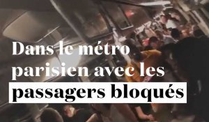Dans le métro avec les passagers de la ligne 1 bloqués, à Paris