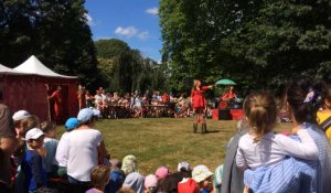 Le théâtre des monstres met l'ambiance au parc de la Fossette