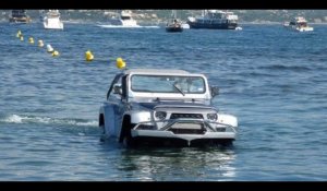 Une voiture qui roule sur l'eau aperçue à Saint-Tropez