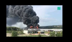 Un incendie spectaculaire a ravagé une usine de pneus près de Valence