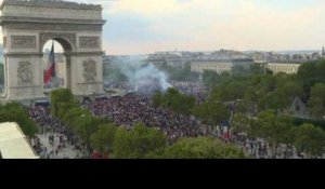 La France championne du monde: les Champs-Elysées en liesse !
