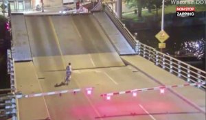 Etats-Unis : Un cycliste se retrouve coincé sur un pont mobile (Vidéo)