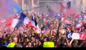 Les Bleus en finale: la fan zone exulte à Paris après le 2e but