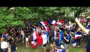 Les supporters français se sont réunis à l'ambassade de France à Moscou. 