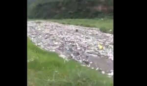 Inde ! cette rivière est tellement polluée qu'on ne voit même plus la surface ! (Vidéo)